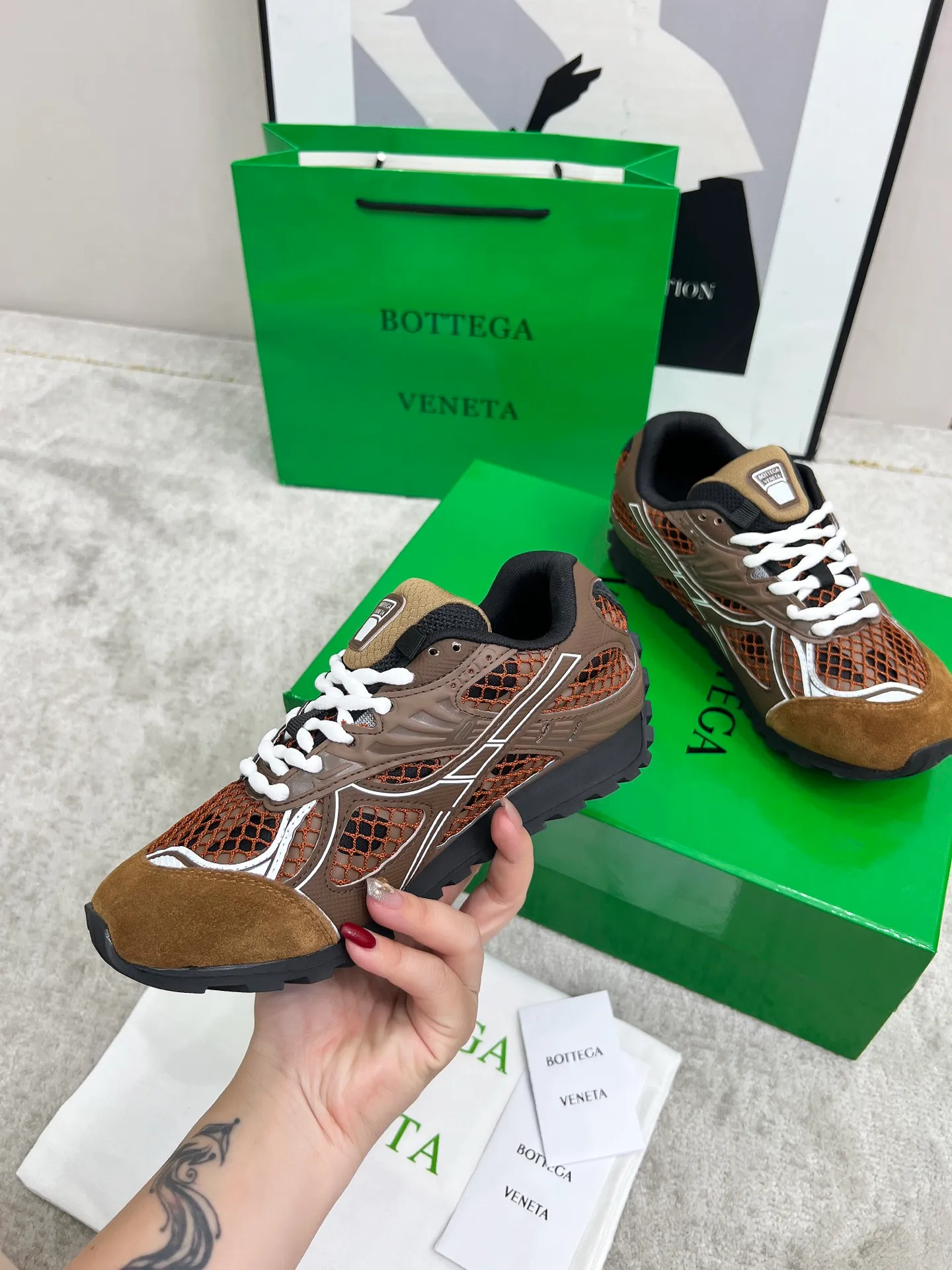 P540. Top version (couples model) Bottega Veneta Bottega Veneta 23ss autumn and winter show BV Orbit sneakers Wang Yibo's same style couples casual shoes dad shoes! Runner sneakers! Original purchase and development!  Made of original lightweight technical mesh fabric, the same as the original version! The process is complicated!  Paired with a rubber outsole designed with a geometric pattern, the high version of the Wang Zha series is actually much taller, but the legs still look slim. Very nice. Durable and playable, standard and version-matching shoe package technology, look for high-end versions. The original outsole is exclusively molded, and the color-blocked TPU outsole is used. The material and weight are the same as the original!  Size: #Female 35-41 (40 and 41 customized sizes are non-refundable) Male 39-45 (45 size customized are non-returnable and exchangeable)
